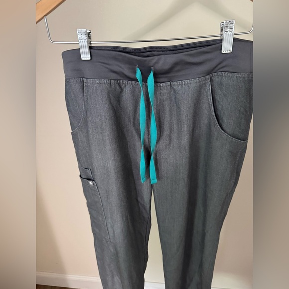 FIGS Gray Top and Pants with Tapered Legs and Elastic Waistband - Picture 4 of 7